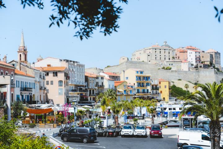 Erster Blick auf Calvi vom Parkplatz aus<br />
Korsika thealkamalsontheroad
