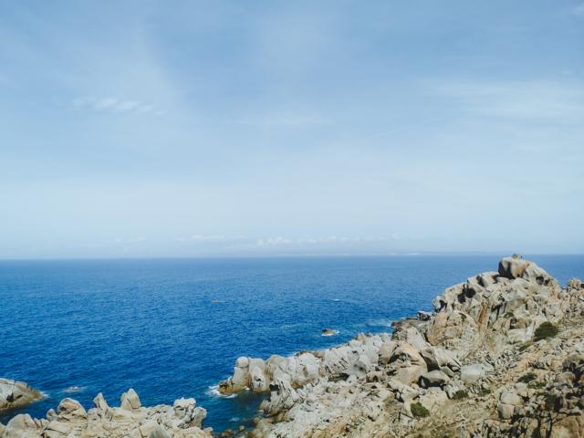 Blick bis Korsika vom Capo Testa Sardinien thealkamalsontheroad