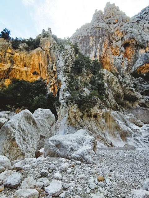 Felsbrocken in der Gola di Gorropu Sardinien thealkamalsontheroad