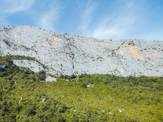 Felsmauer auf der Wanderung zur Gola di Gorropu Sardinien thealkamalsontheorad