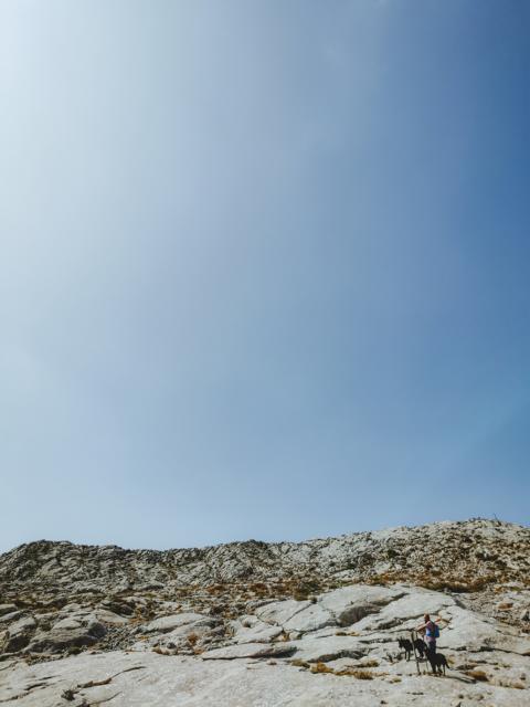 Felsplatten zum Überqueren am Punta Catirina Sardinien thealkamalsontheroad