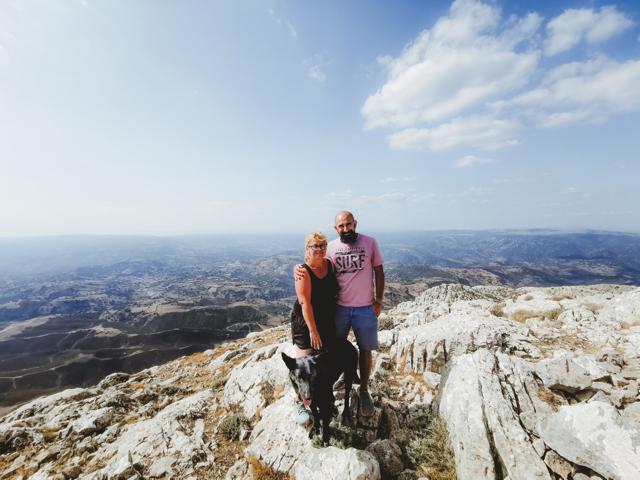 Alaa Kristin Ryok am Gipfel Punta Catirina Sardinien thealkamalsontheroad