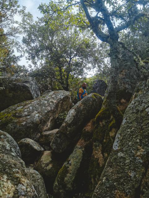Felsen zu überwinden auf Wanderung Schlucht Riu Pisciaroni Sardinien thealkamalsontheroad