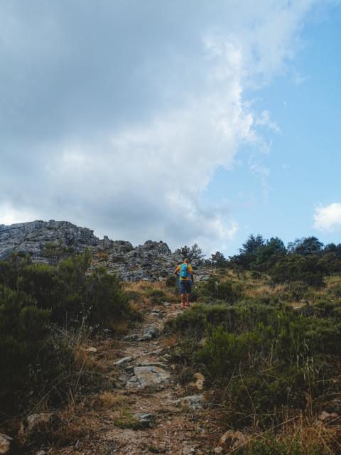 nstieg zum Gipfel Schlucht Riu Pisciaroni Sardinien thealkamalsontheroad