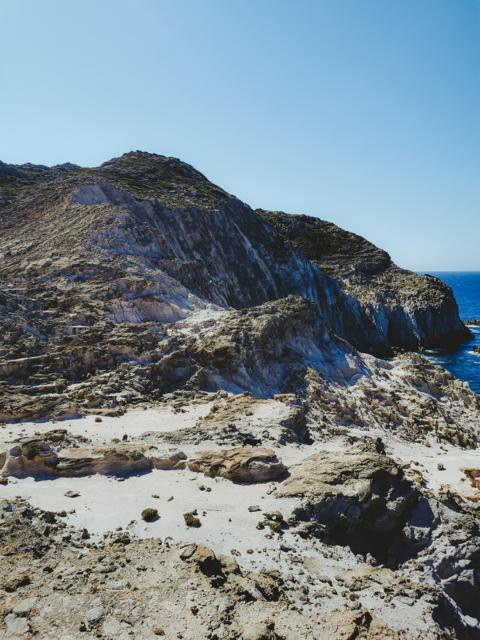 heiß und karg Landschaft an der Cala Fico Isola di San Pietro Sardinien thealkamalsontheroad