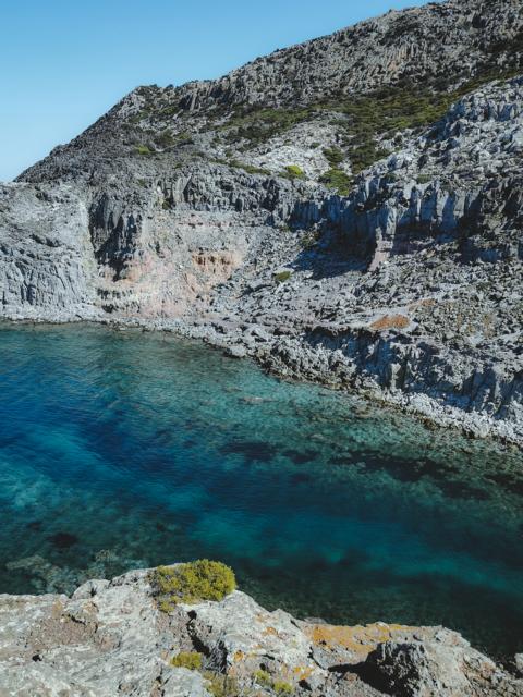 herrlich blaues Meer Cala Fico Isola di San Pietro Sardinien thealkamalsontheroad