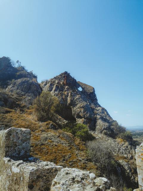 Felsbrocken auf dem Weg der Wanderung Castello di Aquafreddo Sardinien thealkamalsontheroad