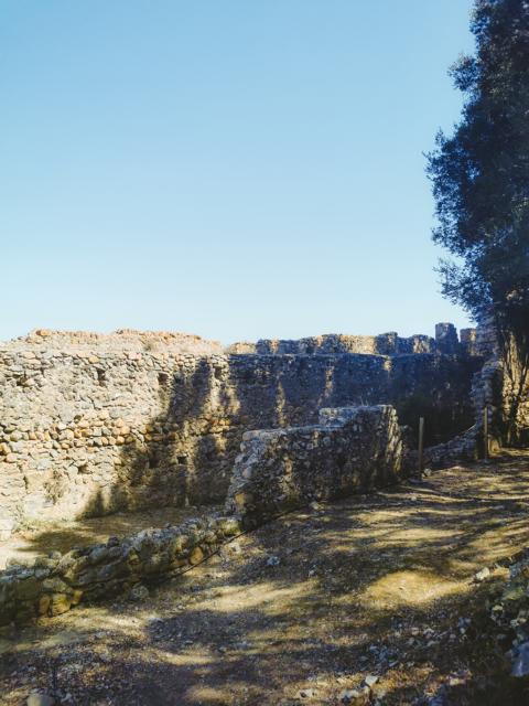 Wehrmauer auf der Ruine Castello di Aquafreddo Sardinien thealkamalsontheroad