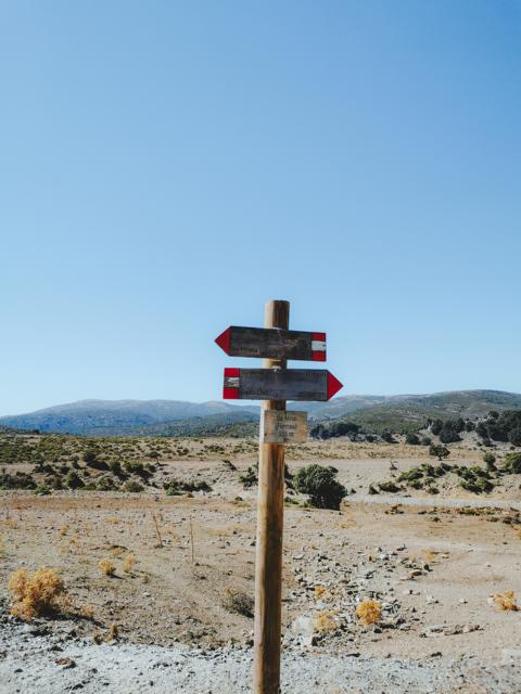 Hinweisschild zu den Gräbern Sardinien thealkamalsontheroad