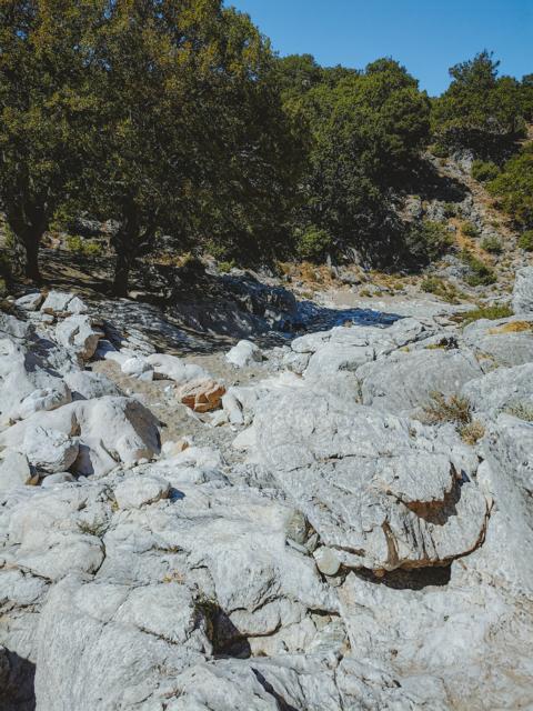 Große Steine zum Klettern Sardinien thealkamalsontheroad