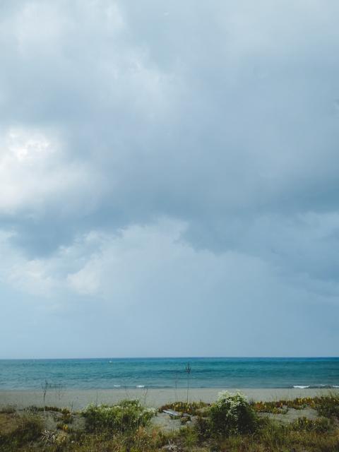 Regenwetter am Strand von Bastia Korsika thealkamalsontheroad