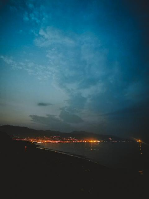 Bastia beim Nacht vom Strand aus Bastia Korsika thealkamalsontheroad