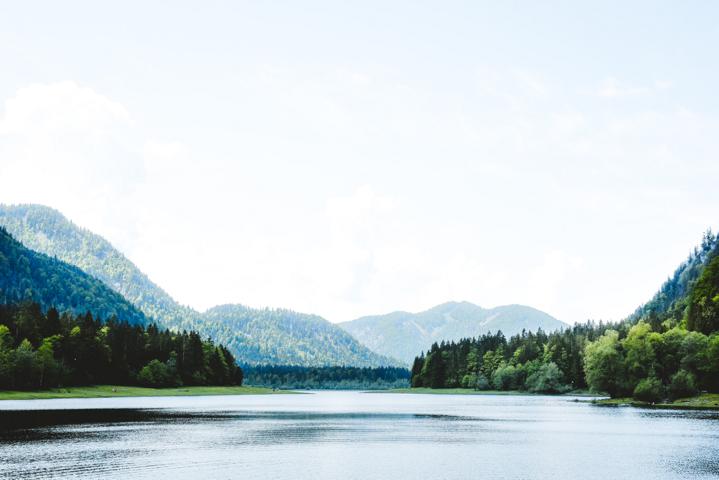 Bergblick am Lödensee und am Mittersee in den Chiemgauer Alpen Bayern thealkamalsontheroad