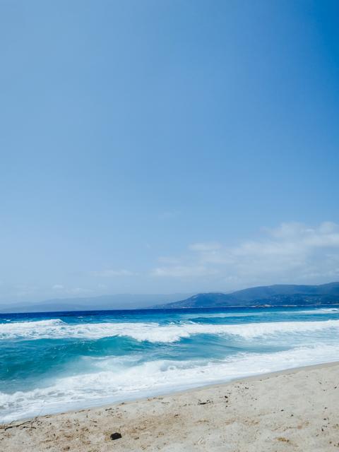 starke Wellen am Strand von Propriano Korsika thealkamalsontheroad