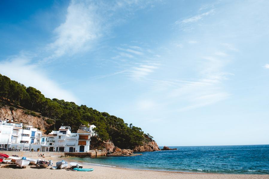 weiße Häuser am blauen Meer Spanien thealkamalsontheroad