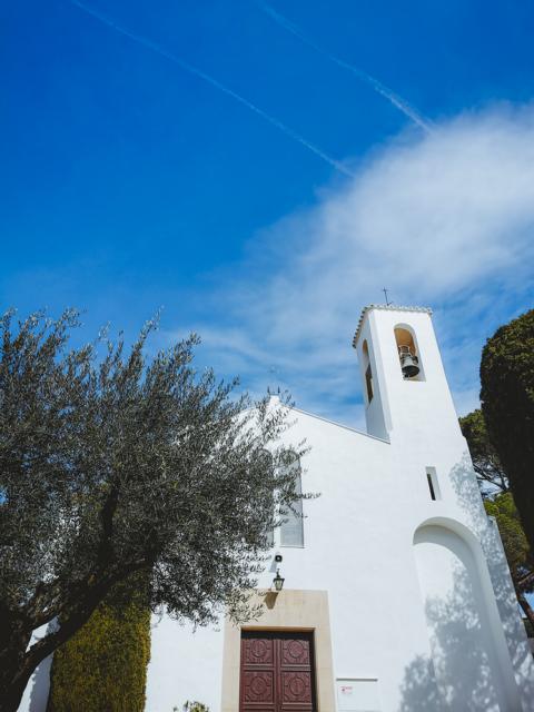 weiße Kirche in llafranc Katalonien Spanien thealkamalsontheroad