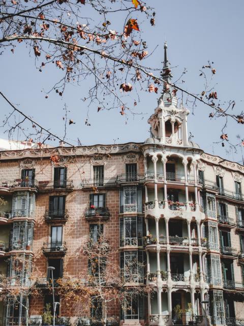 beeindruckendes Wohnhaus in Barcelona Katalonien thealkamalsontheroad 