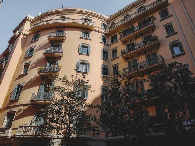 Wohnhaus mit runden Ecken in Barcelona Katalonien thealkamalsontheroad 