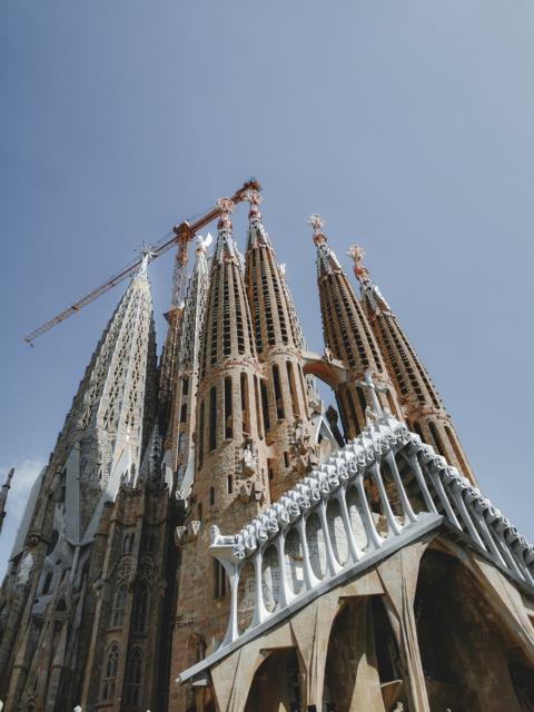 Heilige Kirche mit Kran in Barcelona Katalonien thealkamalsontheroad 