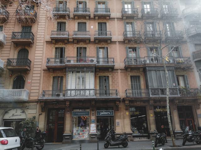 Straßenhaus mit Autos in Barcelona Katalonien thealkamalsontheroad 