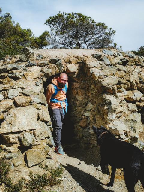 Alaa tritt aus dem Eingang einer Bunkeranlage Katalonien Spanien thealkamalsontheroad