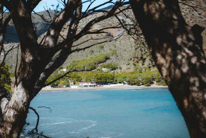 Cala Montjoi  blaues Wasser und weißer Sand Katalonien Spanien thealkamalsontheroad