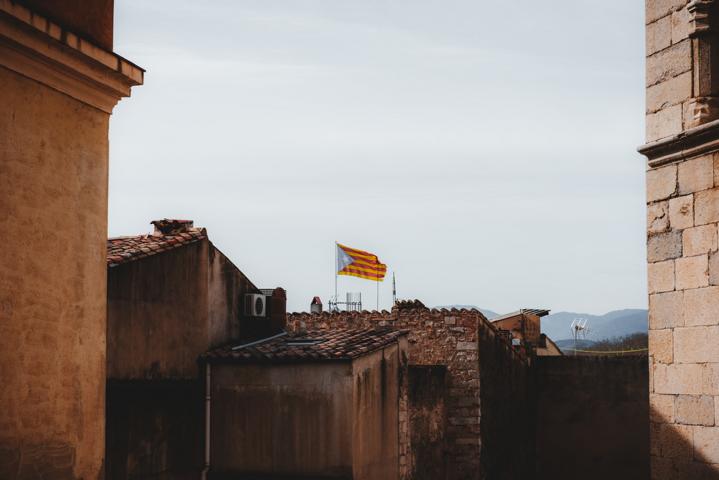 Flagge von Katalonien über den Dächern von Girona Katalonien Spanien thealkamalsontheroad