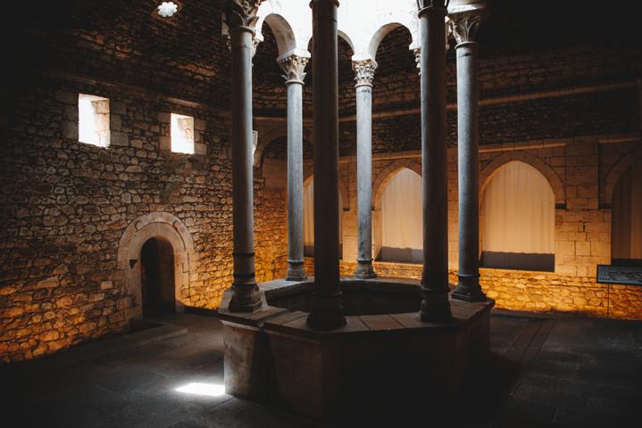 Brunnen in den arabischen Bädern in Girona Katalonien Spanien thealkamalsontheroad