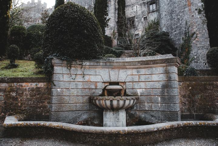 Brunnen in einem Park in Girona Katalonien Spanien thealkamalsontheroad