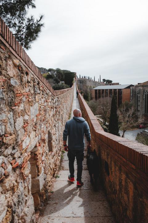 Alaa und Ryok spazieren auf der Stadtmauer von Girona Katalonien Spanien thealkamalsontheroad