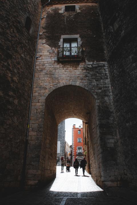 Durchgang zur Kathedrale Santa Maria in Girona Katalonien Spanien thealkamalsontheroad
