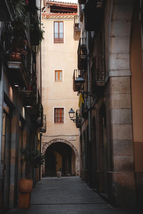 Seitengasse in Girona Katalonien Spanien thealkamalsontheroad