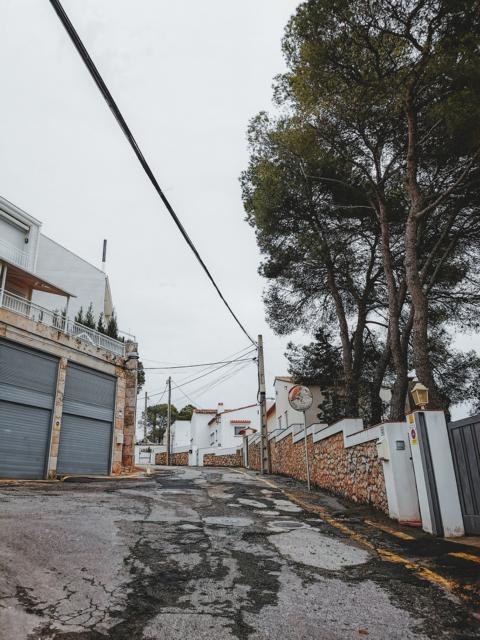 Stromkabel über der Straße in l'Estartit Cala Pedrosa Katalonien Spanien thealkamalsontheroad