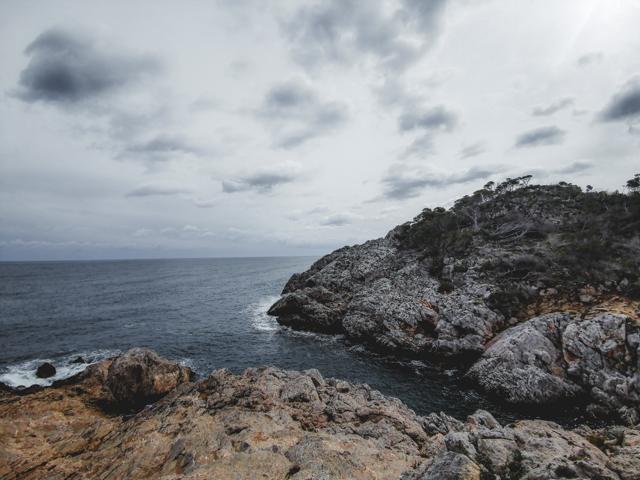 Bucht Cala Calella Katalonien Spanien thealkamalsontheroad