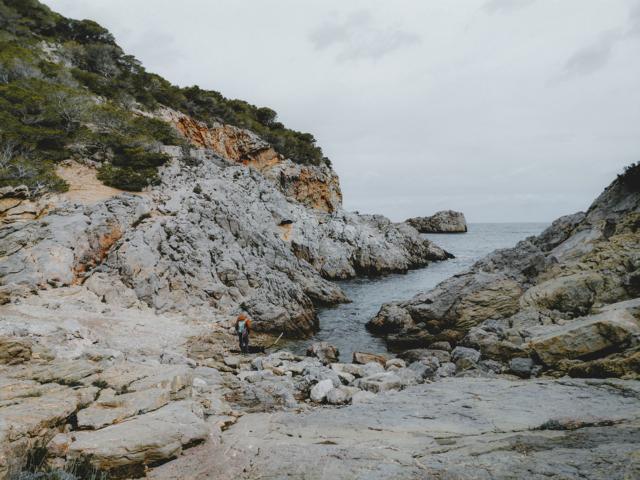 Casa Calella Bucht mit Steinen Cala Pedrosa Katalonien Spanien thealkamalsontheroad