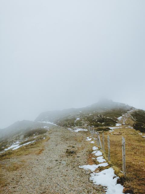 Wetterstation mit Nebel Katalonien thealkamalsontheroad