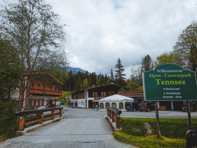 Eingang zum Campingplatz Tennsee Krün thealkamalsontheroad