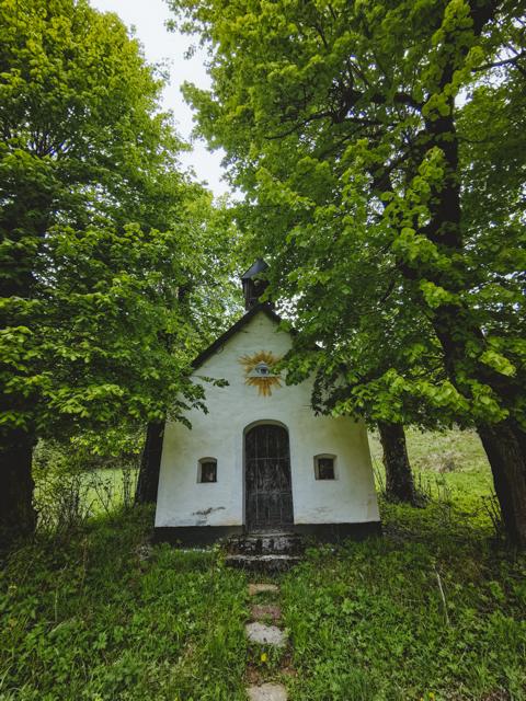 Kapelle am Wegrand Partnachalm thealkamalsontheroad