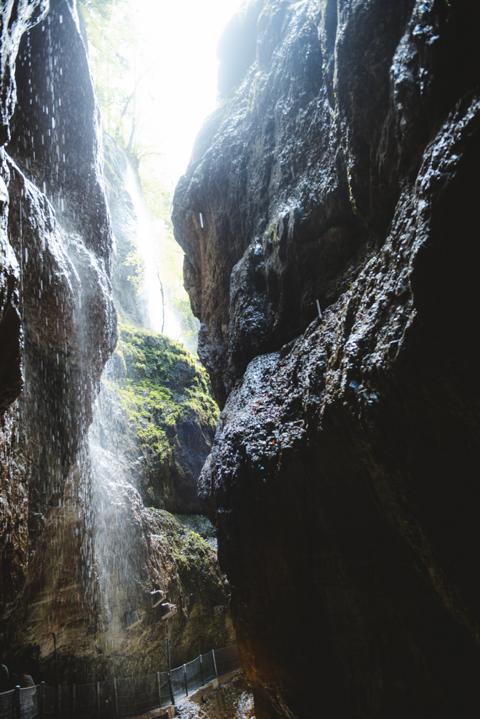 Wasserfall in der Partnachklamm thealkamalsontheroad