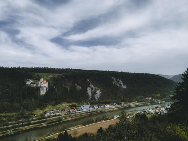 weiter Sicht über das Altmühltal von Burg Prunn Altmühltal thealkamalsontheroad