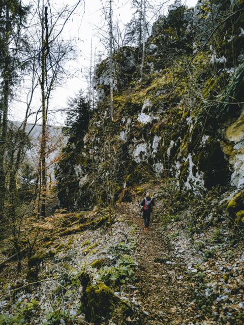 Wanderweg entlang der Felsen Altmühltal thealkamalsontheroad