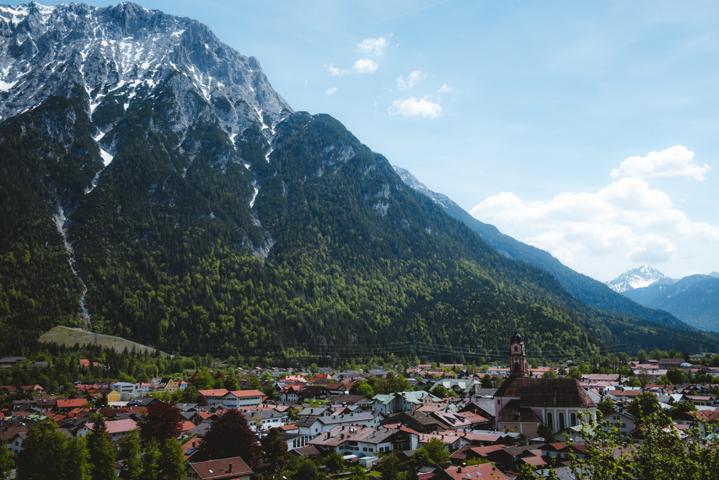 Mittenwald von der Wanderung aus gesehen Alpen thealkamalsontheroad