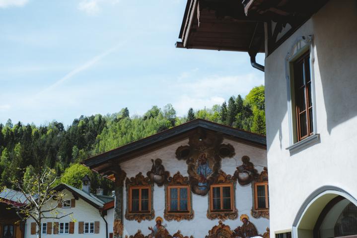 Wandmalerei Haus in Bayern Alpen thealkamalsontheroad