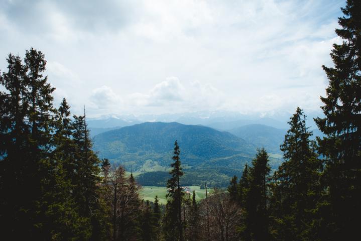 Blick beim Aufstieg zum Hirschhörnlkopf auf Jachenau Alpen thealkamalsontheroad