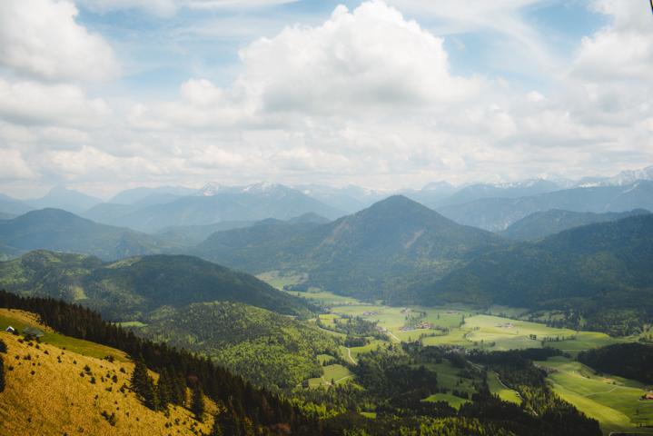 Blick runter bis Jachenau vom Hirschhörnlkopf Alpen thealkamalsontheroad