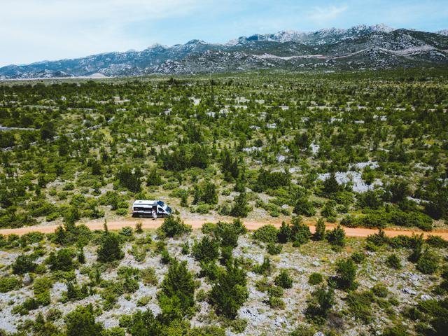 Van im roten Sand vom Zrmanja Plateau Kroatien thealkamalsontheroad