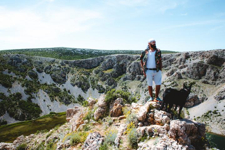 Alaa und Ryok genießen die Aussicht am Zrmanja Plateau Kroatien thealkamalsontheroad