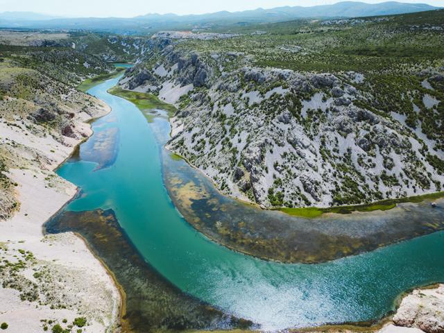 Drohnenaufnahme vom Zrmanja-Plateau Kroatien thealkamalsontheroad 