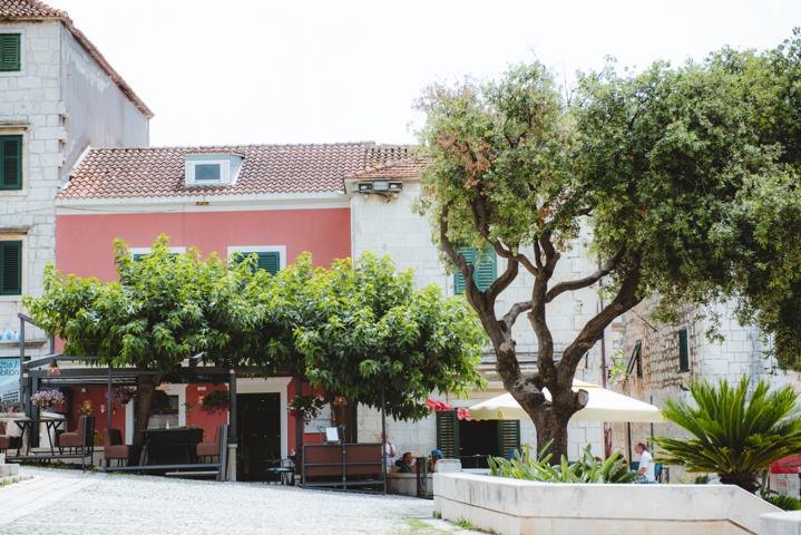 Hauptplatz in Makarska Kroatien thealkamalsontheroad