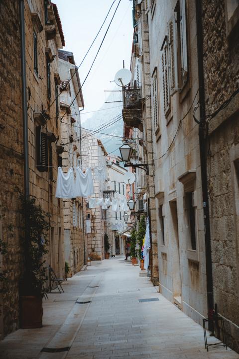 Wäsche in den Gassen Makarska Kroatien thealkamalsontheroad